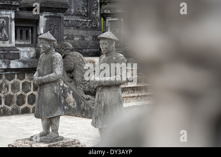 Hue, Vietnam, Asie du sud-est. Statues de pierre à l'honneur Cour, tombeau de Khai Dinh Banque D'Images