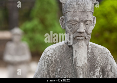 Hue, Vietnam, Asie du sud-est. Statues de pierre à l'honneur Cour, tombeau de Khai Dinh Banque D'Images
