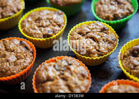 Cupcakes au four juste dans les moules en silicone multicolore Banque D'Images