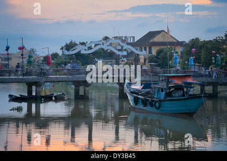 Vietnam, Asie du sud-est. La ville de Hoi An et la rivière Thu Bon au coucher du soleil Banque D'Images