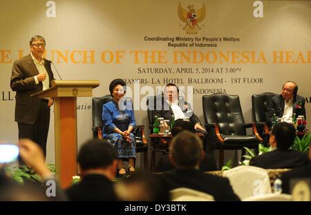 Jakarta, Indonésie. 5ème apr 2014. Co-fondateur de Microsoft Bill Gates (L) parle à l'occasion du lancement du Fonds pour la santé de l'Indonésie à Jakarta, Indonésie, le 5 avril 2014. Le Fonds pour la santé de l'Indonésie a été créé pour lutter contre des maladies, comme le SIDA, la tuberculose, la polio et le paludisme. Credit : Zulkarnain/Xinhua/Alamy Live News Banque D'Images