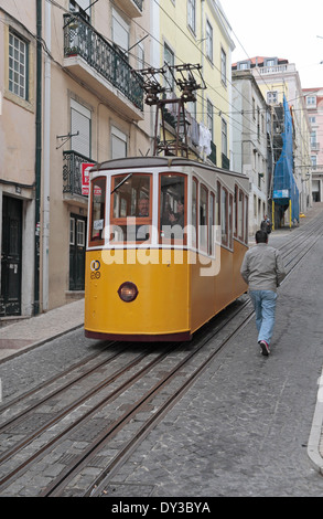 Un tramway jaune sur l'Elevador da Bica (BICA) funiculaire ou, Rua da Bica Duarte Belo de Lisbonne (Lisboa, Portugal). Banque D'Images