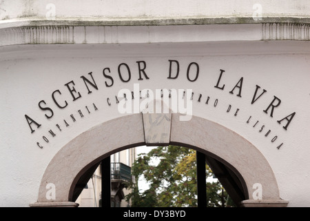 L'Elevador do Lavra Lavra (ou funiculaire), la plus ancienne rue funiculaire au monde, Lisbonne (Lisboa) au Portugal. Banque D'Images