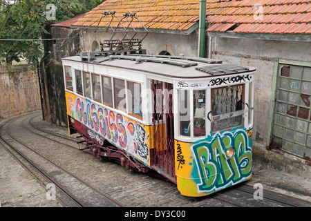 L'Elevador do Lavra Lavra (ou funiculaire), la plus ancienne rue funiculaire au monde, Lisbonne (Lisboa) au Portugal. Banque D'Images