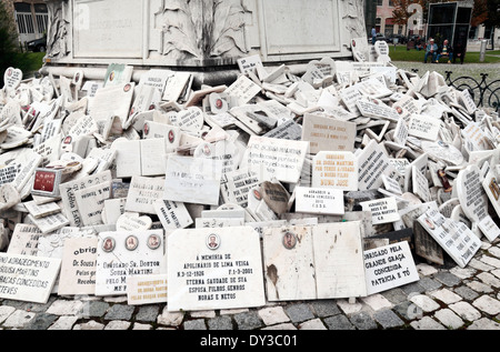 Plaques commémoratives sous la statue de M. Sousa Martins à Campo dos Mártires da Pátria, à Lisbonne (Lisboa), le Portugal. Banque D'Images