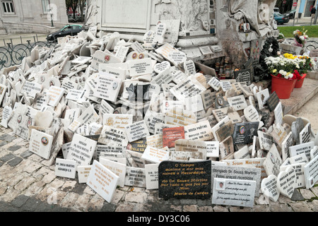 Plaques commémoratives sous la statue de M. Sousa Martins à Campo dos Mártires da Pátria, à Lisbonne (Lisboa), le Portugal. Banque D'Images