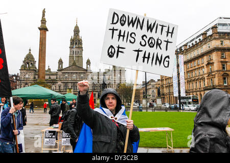 Glasgow, Ecosse, Royaume-Uni. 5 avril 2014. Près de 1 000 partisans de la campagne écossaise pour le Désarmement Nucléaire (CND) et l'Ecosse pour Pro-Independence participants ont bravé la pluie et le mauvais temps pour participer collectivement à une bonne humeur rassemblement à George Square, Glasgow, Scotland, UK a assisté à des militants de l'ensemble de l'Écosse et l'intention de prendre leurs manifestations à la base navale de Faslane, en Écosse Gairloch, le lundi 7 avril 2014. Credit : Findlay/Alamy Live News Banque D'Images