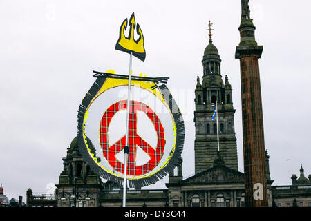 Glasgow, Ecosse, Royaume-Uni. 5 avril 2014. Près de 1 000 partisans de la campagne écossaise pour le Désarmement Nucléaire (CND) et l'Ecosse pour Pro-Independence participants ont bravé la pluie et le mauvais temps pour participer collectivement à une bonne humeur rassemblement à George Square, Glasgow, Scotland, UK a assisté à des militants de l'ensemble de l'Écosse et l'intention de prendre leurs manifestations à la base navale de Faslane, en Écosse Gairloch, le lundi 7 avril 2014. Credit : Findlay/Alamy Live News Banque D'Images