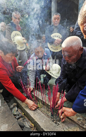 (140405) -- YIWU, 5 avril 2014 (Xinhua) -- Les membres d'un groupe à la recherche d'indemnisation demandeur chinois par le gouvernement japonais pour les dommages découlant de l'utilisation de guerre bactériologique durant la guerre d'agression du Japon sur la Chine, le deuil des victimes dans la ville de Yiwu Village Chongshan east, Province de Zhejiang en Chine, le 5 avril 2014. Une activité commémorant les victimes tuées dans les guerres bactériologiques du Japon il y a 72 ans a eu lieu à Chongshan Village le samedi, qui a marqué le Festival Qingming, un festival traditionnel Chinois pour rendre hommage à la fin de la famille. En 1942, l'armée japonaise a mené une vaste plaie wa Banque D'Images