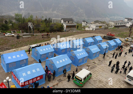 Yongshan. 5ème apr 2014. Photo prise le 5 avril 2014 montre un remplacement temporaire dans le comté de Yongshan, sud-ouest de la province chinoise du Yunnan. Au moins 25 personnes ont été blessées et 21 000 déplacés lorsqu'un tremblement de terre de magnitude 5,3 coincé Yongshan tôt le samedi. Credit : Hu Chao/Xinhua/Alamy Live News Banque D'Images