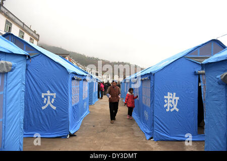 Yongshan. 5ème apr 2014. Photo prise le 5 avril 2014 montre un remplacement temporaire dans le comté de Yongshan, sud-ouest de la province chinoise du Yunnan. Au moins 25 personnes ont été blessées et 21 000 déplacés lorsqu'un tremblement de terre de magnitude 5,3 coincé Yongshan tôt le samedi. Credit : Hu Chao/Xinhua/Alamy Live News Banque D'Images