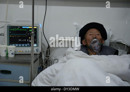 Yongshan, la province chinoise du Yunnan. 5ème apr 2014. La victime reçoit un traitement dans un hôpital de Yongshan County, au sud-ouest de la province chinoise du Yunnan, le 5 avril 2014. Au moins 25 personnes ont été blessées et 21 000 déplacés lorsqu'un tremblement de terre de magnitude 5,3 coincé Yongshan tôt le samedi. Credit : Hu Chao/Xinhua/Alamy Live News Banque D'Images