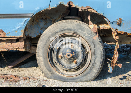 Vieille voiture rouillée abandonnée sur le pré - close-up Banque D'Images