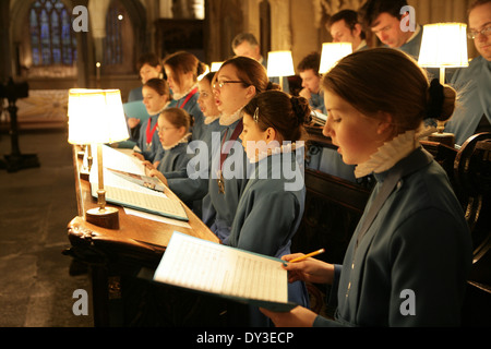 Les choristes dans Wells Cathedral avec Matthew Owens le maître des choristes. Banque D'Images