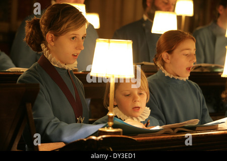 Les choristes dans Wells Cathedral avec Matthew Owens le maître des choristes. Banque D'Images