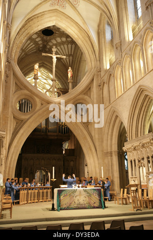 Les choristes dans Wells Cathedral avec Matthew Owens le maître des choristes. Banque D'Images