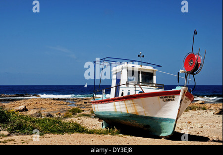 Scène de plage avec / Grec chypriote traditionnel bateau de pêche. Banque D'Images