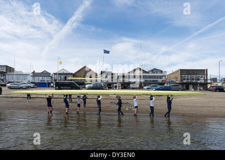 Londres, Royaume-Uni. 5 avril 2014. Sortie pratique par Oxford University Boat Club bleu bateau en préparation de la course de bateaux des universités le dimanche 6 avril 2014. Emplacement :- Tamise, entre Putney et Mortlake (start). Bleu Bateau OUBC crew (bleu foncé) : tops- Bow : Storm UrU, 2 : Tom Watson, 3, 4 Thomas Karl Hudspith Swartz, 5 Malcolm Howard, 6 Michael Di Santo, 7, Sam O'Connor, Course : Constantine Louloudis, Cox : Laurence Harvey, entraîneur en chef : Sean Bowden. Credit : Duncan Grove/Alamy Live News Banque D'Images