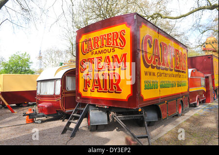 Battersea Park, London, UK. 5 avril 2014. Un des camions et une caravane stationnée à vapeur des charretiers juste. Crédit : Matthieu Chattle/Alamy Live News Banque D'Images