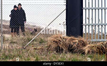 Deux tireurs d'camourflaged reposent sur le sol à côté de clôture lors d'une présentation militaire à Eckernfoerde, Allemagne, 5 avril 2014. Les plongeurs sous-marins La société a célébré son 50e anniversaire le 1er avril 2014. La société est l'une des unités de combat commando oldes dans la Bundeswehr et à l'avenir, deviendra un bataillon dans son propre droit comme un commando des forces spéciales de la marine allemande. Photo : Carsten Rehder/dpa Banque D'Images