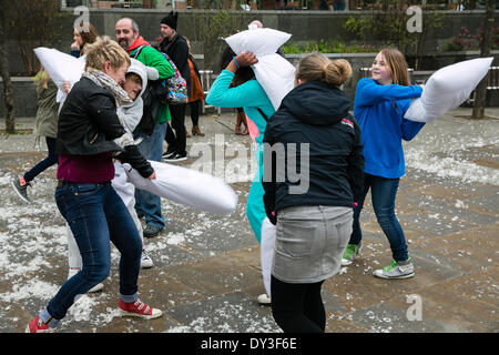 Journée internationale de lutte contre l'oreiller, Leeds, West Yorkshire, Royaume-Uni. 5 avril 2014 Banque D'Images