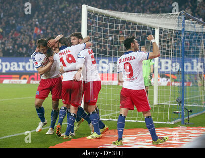 Hambourg, Allemagne. Le 04 Avr, 2014. Les joueurs d'Hambourg autour du buteur Heiko Westermann (2E-L) et Hakan Calhanoglu (R) célèbrent leur 2-1 au cours de la Bundesliga match de football entre le Bayer Leverkusen et Hambourg SV à l'Imtech arena de Hambourg, Allemagne, 04 avril 2014. Photo : Christian Charisius/dpa/Alamy Live News Banque D'Images