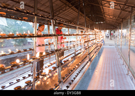 Kandy, Province du Centre, au Sri Lanka. Temple de la Dent Sacrée, coucher de puja Banque D'Images