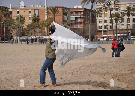 Femme sur la plage de Barceloneta à Barcelone, Catalogne, Espagne Banque D'Images