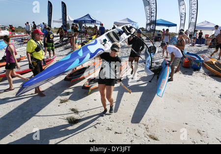 Dunedin, Floride. Le 05 Avr, 2014. Les pagayeurs se rassembleront sur la plage avant le début de la Morsure de requin courses Défi Samedi (4/5/14) à l'Honeymoon Island Sate Park à Dunedin. ( Photo : Douglas R. Clifford/Tampa Bay Times/ZUMAPRESS.com/Alamy Live News Banque D'Images