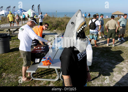 Dunedin, Floride. Le 05 Avr, 2014. John Willis, de Gulfport, circule à travers la foule comme un grand requin blanc alors qu'il participait à la 11e édition de défi et Morsure de requin Paddlefest le samedi (4/5/14) à l'Honeymoon Island Sate Park à Dunedin. ( Photo : Douglas R. Clifford/Tampa Bay Times/ZUMAPRESS.com/Alamy Live News Banque D'Images