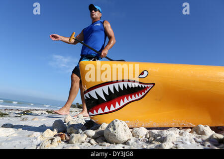 Dunedin, Floride. Le 05 Avr, 2014. Bob Mercado, de Tarpon Springs, se précipite pour assister à la réunion de courses avant le barbotage son OC1 dans la morsure de requin courses Défi Samedi (4/5/14) à l'Honeymoon Island Sate Park à Dunedin. ( Photo : Douglas R. Clifford/Tampa Bay Times/ZUMAPRESS.com/Alamy Live News Banque D'Images