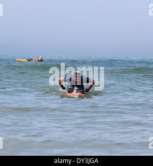 Dunedin, Floride. Le 05 Avr, 2014. Sujet paddleboarder Eric Shamas, de Saint-Pétersbourg, d'approches l'arrivée tout en participant à la morsure de requin courses Défi Samedi (4/5/14) à l'Honeymoon Island Sate Park à Dunedin. ( Photo : Douglas R. Clifford/Tampa Bay Times/ZUMAPRESS.com/Alamy Live News Banque D'Images