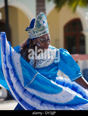 Afro Cuban woman en costume dancing Pueblo Estrella Cayo Santa Maria Cuba Banque D'Images