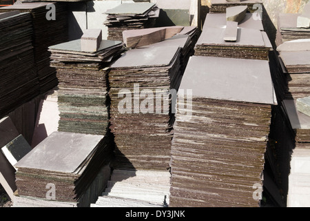 Des piles d'ardoises de toiture gallois. Banque D'Images