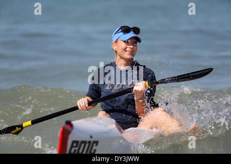 Dunedin, Floride. Le 05 Avr, 2014. 5 avril 2014 - Dunedin, Floride, États-Unis - Surfski paddler Haley Bechet, de Clearwater, termine le cours de 4 milles, bien que concurrentes dans la morsure de requin courses Défi à l'Honeymoon Island Sate Park. ( Photo : Douglas R. Clifford/Tampa Bay Times/ZUMAPRESS.com/Alamy Live News Banque D'Images