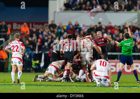 Belfast, N.Ireland. Le 05 Avr, 2014. Les joueurs sarrasins célèbrent leur victoire comme le coup de sifflet final va de la Heineken Cup entre Ulster Rugby remporteront et Saracens à Ravenhill Stadium Crédit : Action Plus de Sports/Alamy Live News Banque D'Images