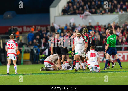 Belfast, N.Ireland. Le 05 Avr, 2014. Découragement pour Ulster tighthead prop John AFOA (centre) pendant qu'il marche en arrière tandis que les joueurs Sarrasins célèbrent leur victoire dans l'arrière-plan - au cours de la Heineken Cup entre Ulster Rugby remporteront et Saracens à Ravenhill Stadium Crédit : Action Plus de Sports/Alamy Live News Banque D'Images