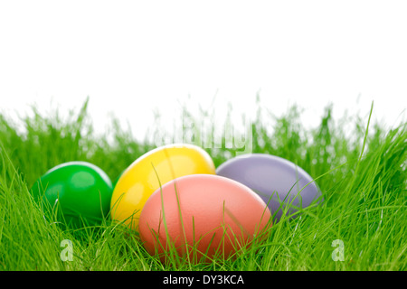 Oeufs de Pâques décorés dans l'herbe de printemps Banque D'Images