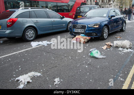 Londres, Royaume-Uni. Le 05 Avr, 2014. Les déversements de lutte contre l'oreiller dans la rue après la journée International Pillow Fight 2014 à Trafalgar Square. Credit : Pete Maclaine/Alamy Live News Banque D'Images