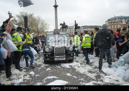 Londres, Royaume-Uni. Le 05 Avr, 2014. . Le 04/05/2014. Un taxi de Londres à travers les disques durs et les oreillers de plumes comme les déversements de combat dans les rues après la journée International Pillow Fight 2014 à Trafalgar Square. Credit : Pete Maclaine/Alamy Live News Banque D'Images