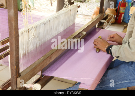 Détail de métier à tisser traditionnel thaï au travail Banque D'Images