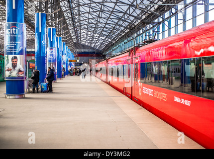 Les Trains Aeroexpress sur l'Sheremetjevo Banque D'Images