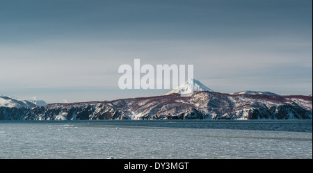 La baie d'Avacha et volcan Vilyuchinsky Banque D'Images