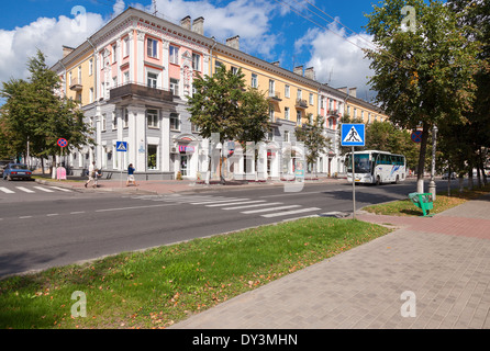 Vue sur le gazon dans la rue historique de Velikiy Novgorod Banque D'Images