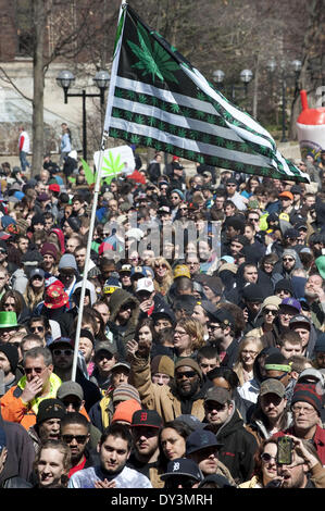 Ann Arbor, MI, USA. 5ème apr 2014. Des milliers de personnes se retrouvent sur le campus de l'Université du Michigan de la 43e assemblée annuelle Ann Arbor Hash Bash le 5 avril 2014. Credit : Mark Bialek/ZUMAPRESS.com/Alamy Live News Banque D'Images