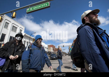 Ann Arbor, MI, USA. 5ème apr 2014. Les gens font leur chemin vers la 43e assemblée annuelle Ann Arbor Hash Bash sur le campus de l'U-M le 5 avril 2014. Credit : Mark Bialek/ZUMAPRESS.com/Alamy Live News Banque D'Images