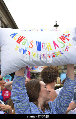 Londres, Royaume-Uni. Le 05 Avr, 2014. Journée mondiale de lutte contre l'oreiller - La fondation de bienfaisance se passe sur "Toujours avec le sourire" dans le cadre de la Journée mondiale du pillow fight à Trafalgar Square Crédit : Marcin Libera/Alamy Live News Banque D'Images