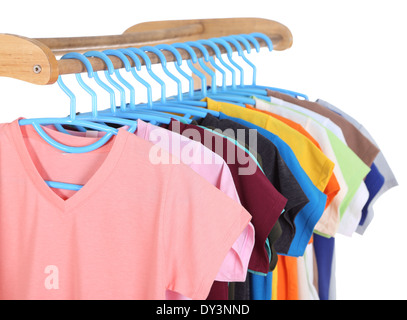 T-shirts accroché à des cintres isolé sur fond blanc Banque D'Images