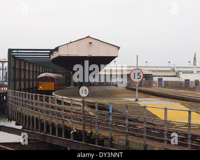 Ryde Pier Head, gare sur la ligne de l'île, l'île de Wight, Angleterre. Banque D'Images