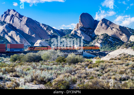 Un train de conteneurs ferroviaire BNSF au mormon Rocks dans le Cajon Pass de la Californie sur la faille de San Andreas Banque D'Images